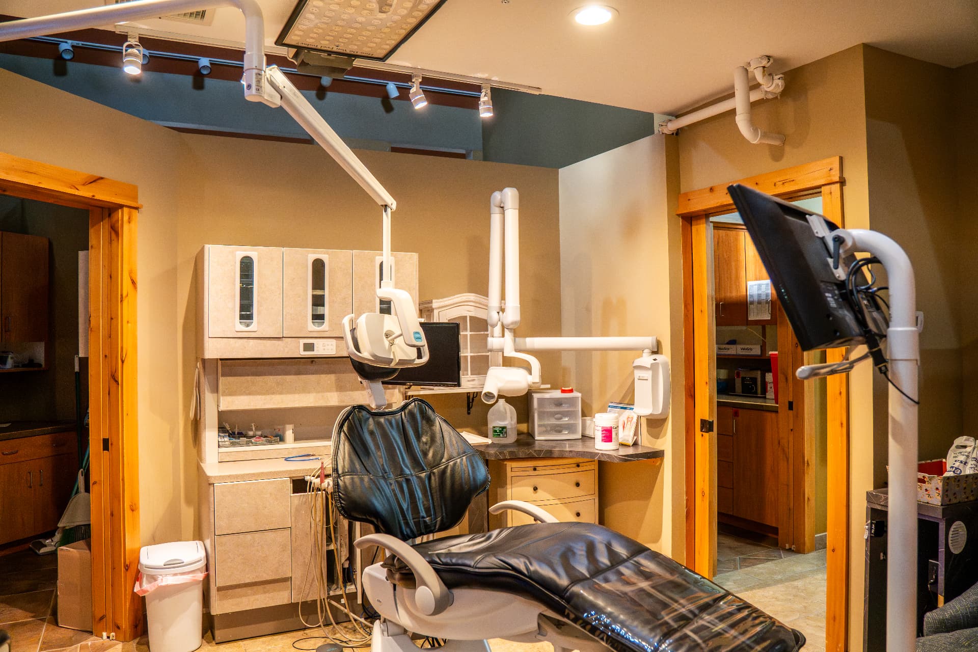 12. Treatment room with pass-throughs to the lab and break area.